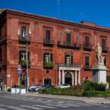 Il suo aspetto rispecchia i classici canoni neoclassici ottocenteschi, anche se colpisce sia la sua grandezza (compresa su tutto un isolato) che lo sfavillante rosso mattone che lo contraddistingue